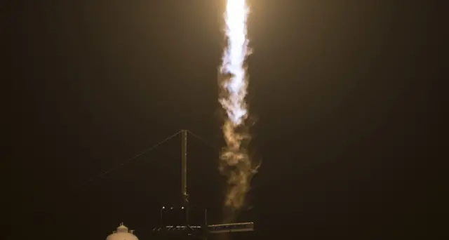Spazio: partito SpaceX, primo volo di soli civili
