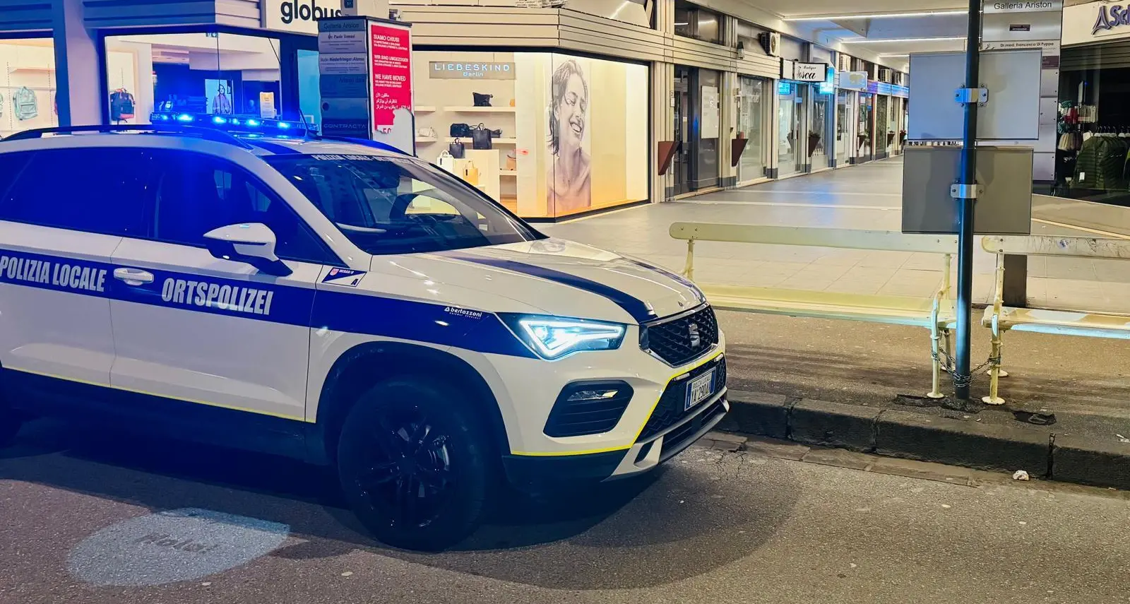 Ubriaco e senza patente, fugge in auto: bloccato dopo un inseguimento