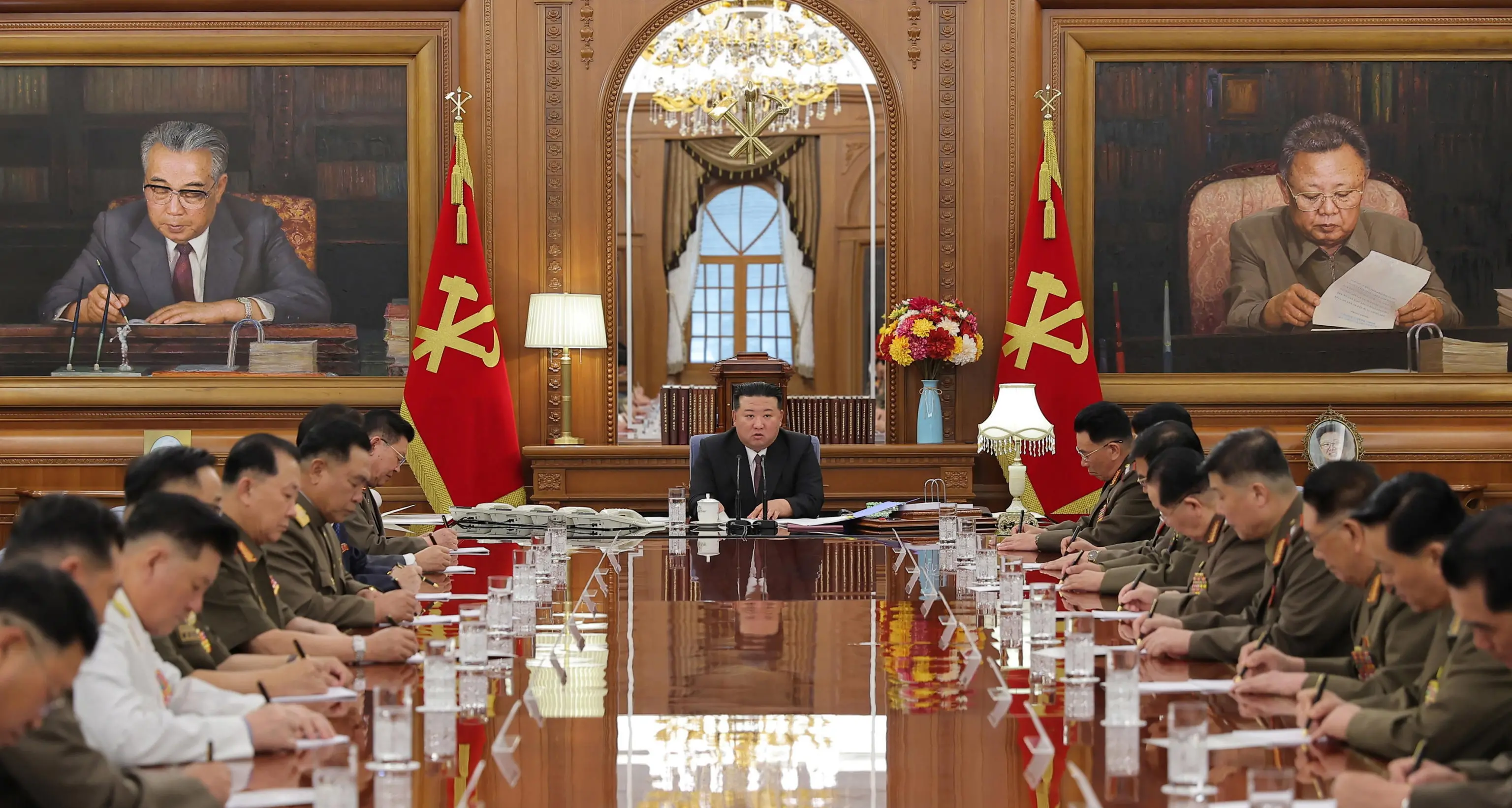 Corea Nord: Kim licenzia il capo militare, si prepara a guerra