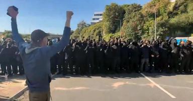 Decine di incappucciati bloccano il porto di Dover in Inghilterra, 'stop agli sbarchi'