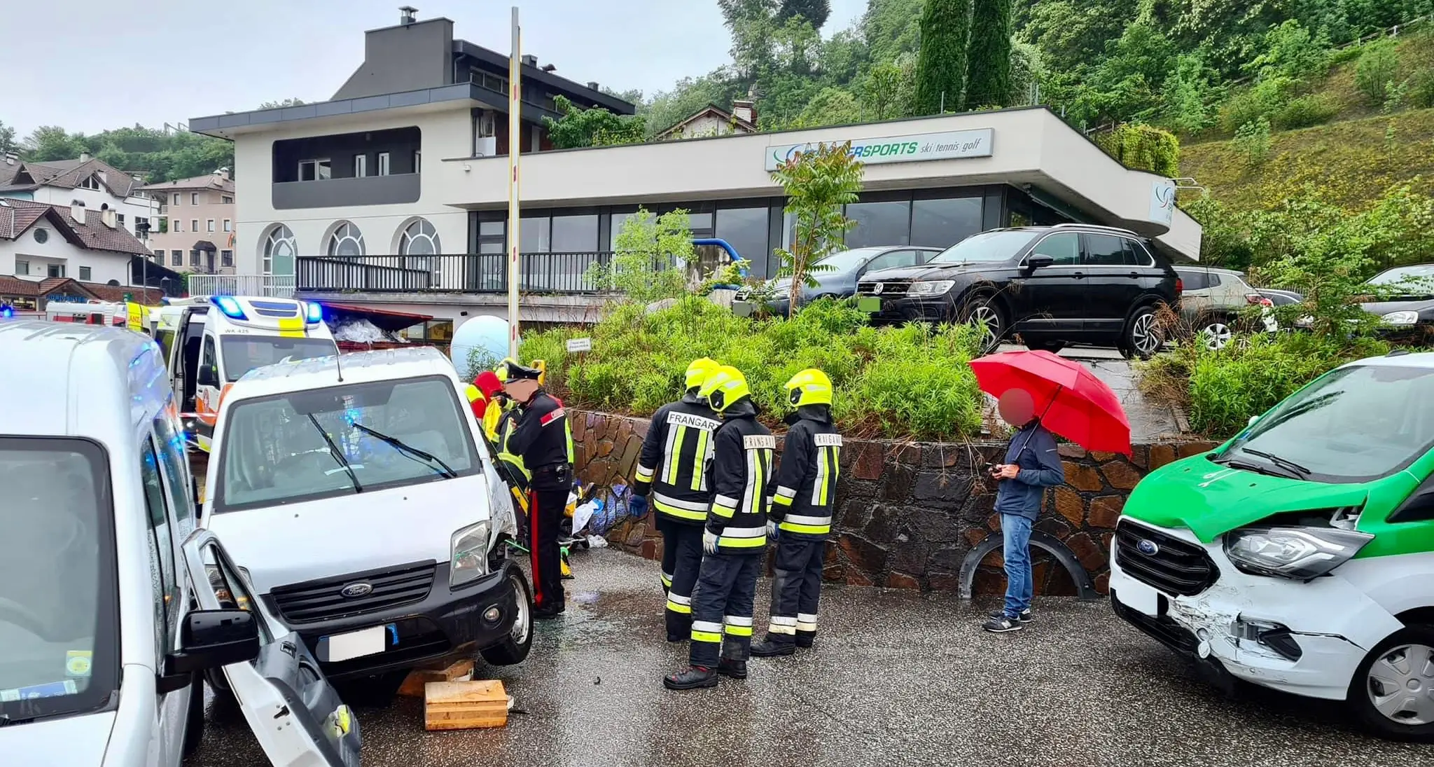 Violento scontro tra due furgoni e due auto: una persona estratta dalle lamiere