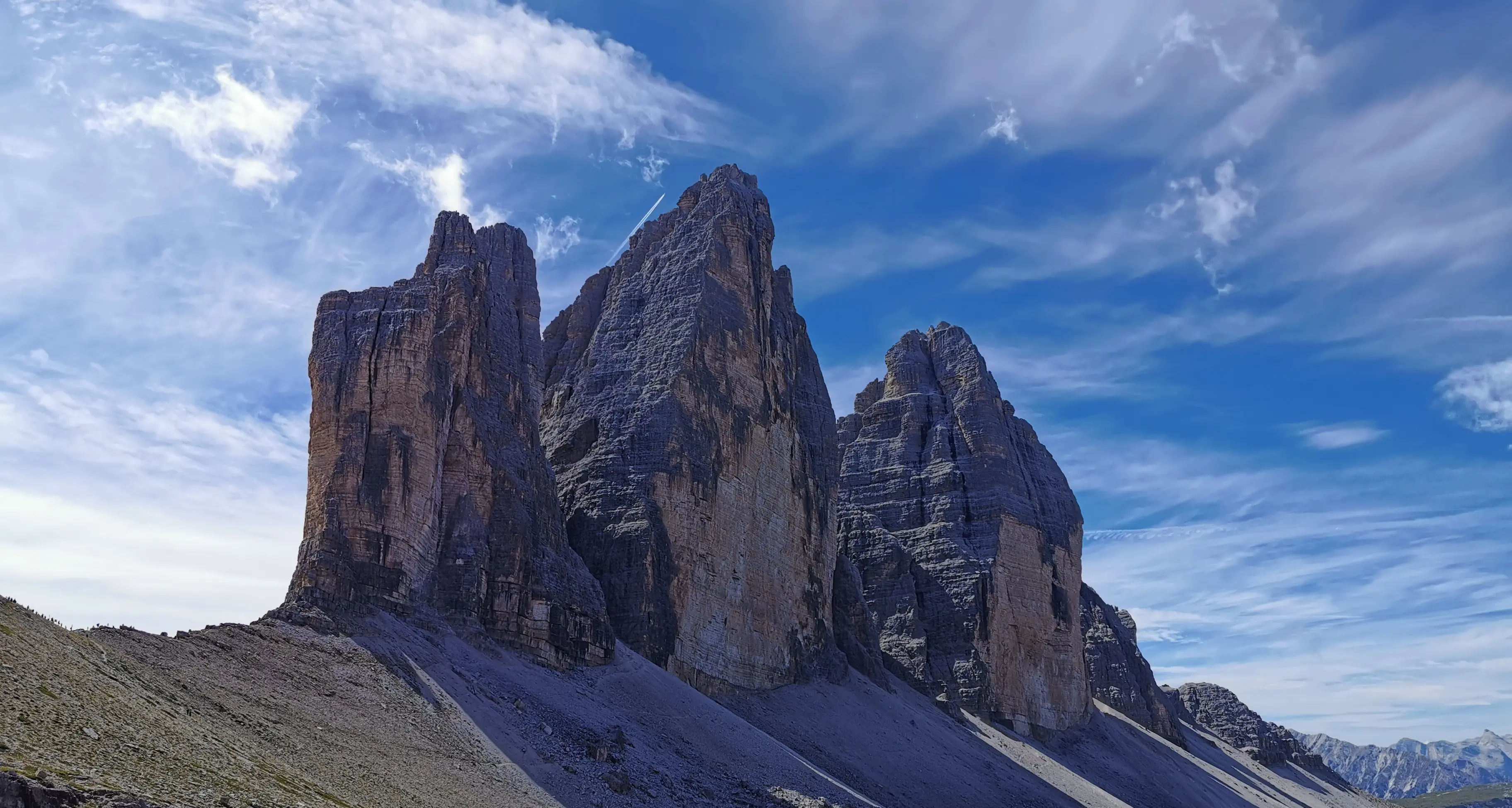 Sulle Tre Cime di Lavaredo una maxi coperta contro la violenza sulle donne