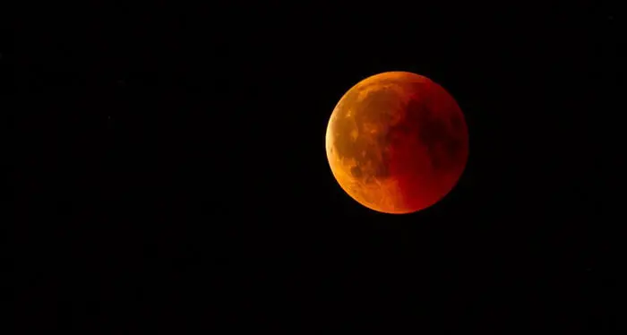 La Luna si veste di rosso: stanotte l’eclissi totale