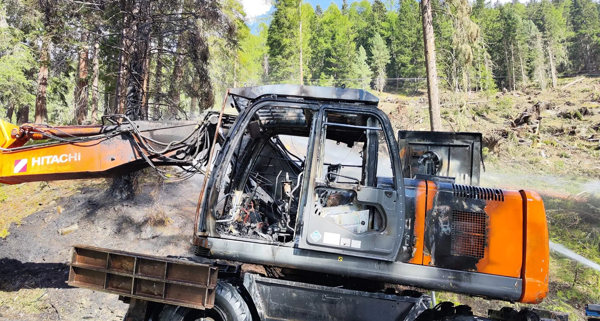 Solda, prende fuoco un escavatore: scampato incendio boschivo