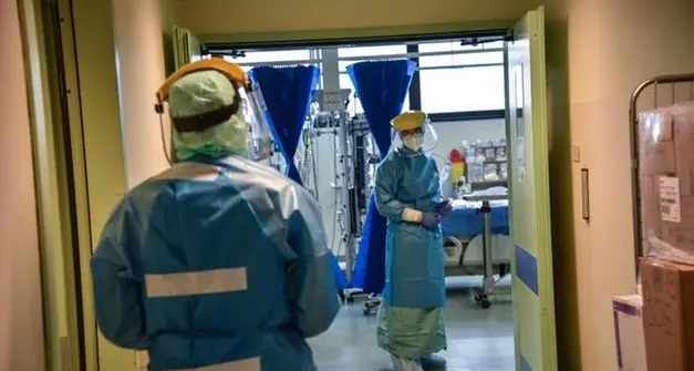 In Alto Adige sospesi altri 38 sanitari no vax: protesta davanti all'ospedale di Bolzano