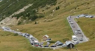 Alto Adige, le associazioni accusano: “Troppe auto e nuove costruzioni, così non si tutela la montagna”