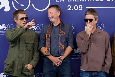 Febbre al Lido per gli Oasis, saltano la conferenza stampa ma vanno al photocall