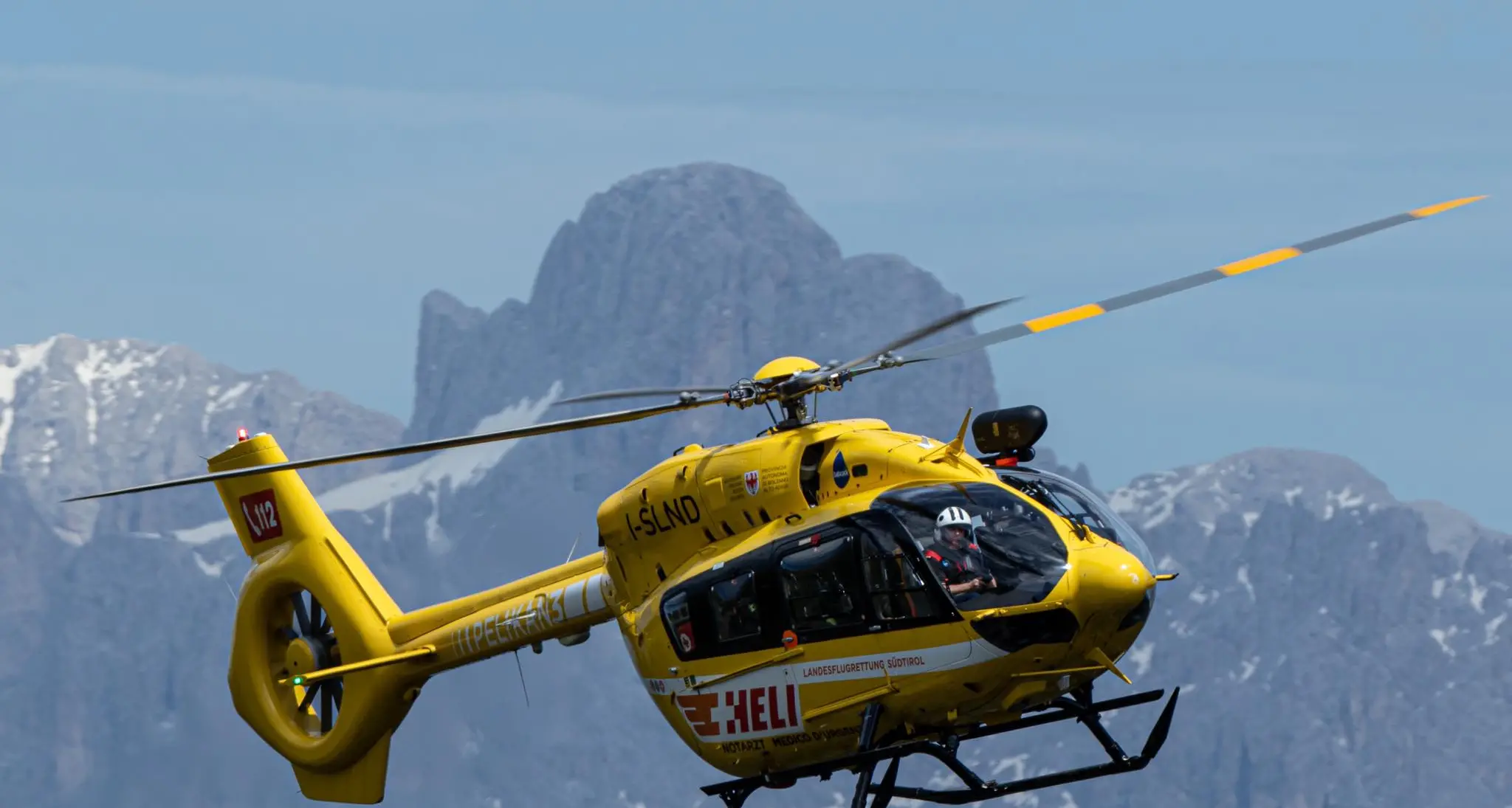 Cade nel crepaccio e chiede aiuto col fischietto: difficile recupero di uno scialpista sul Cevedale