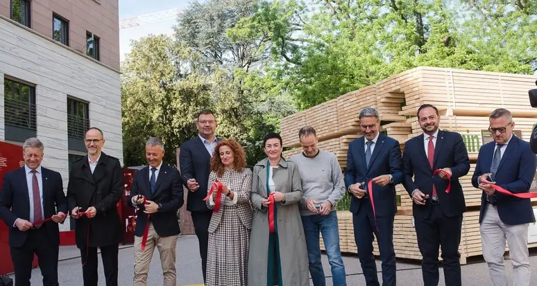 Un’installazione in legno per sensibilizzare sulla tutela ambientale e climatica