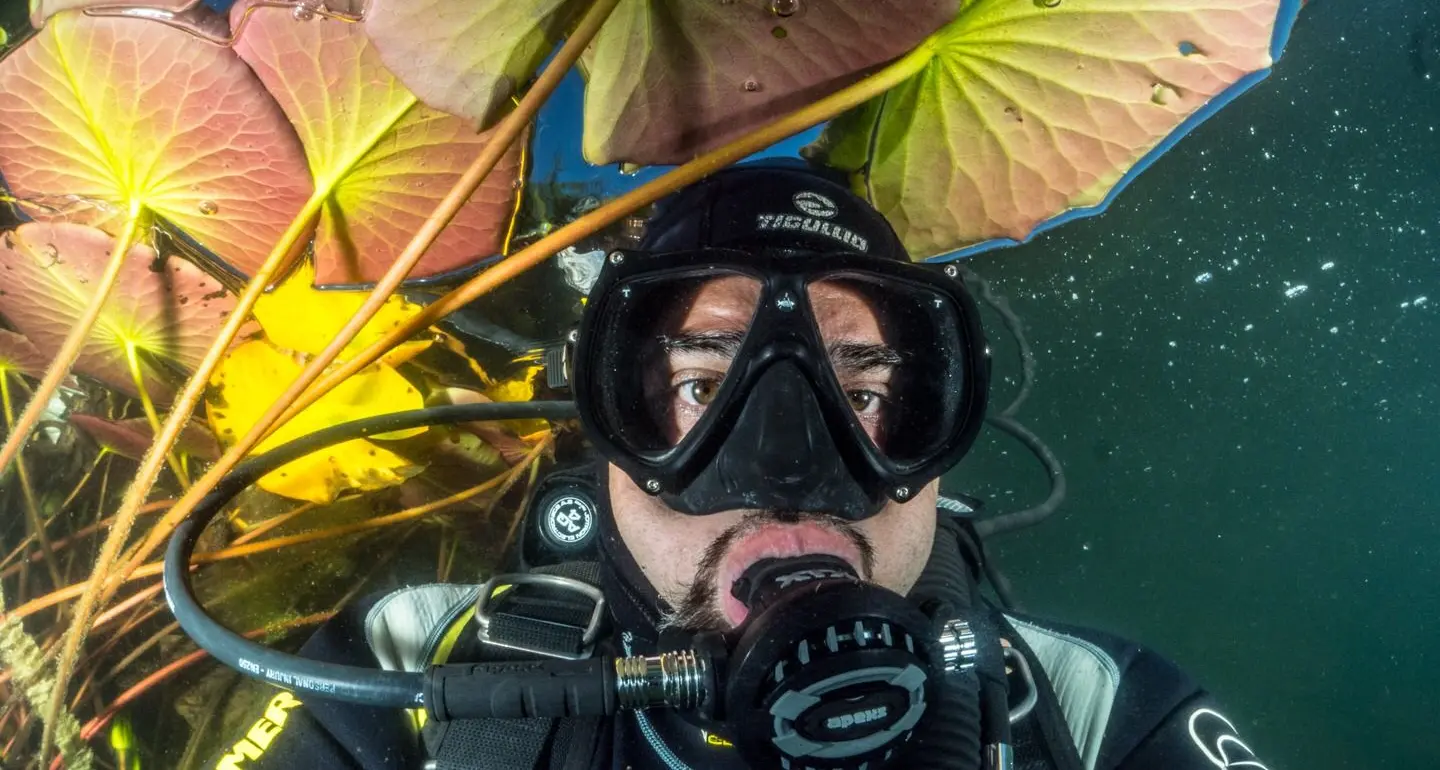Dai mari dei Tropici al lago di Monticolo: ecco gli scatti sommersi di Andrea Falcomatà