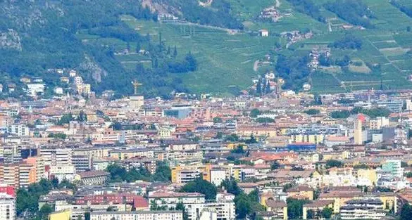 Casa, la giunta approva al riforma. Kompatscher: «Basta con l'overtourism che fa esplodere i prezzi»