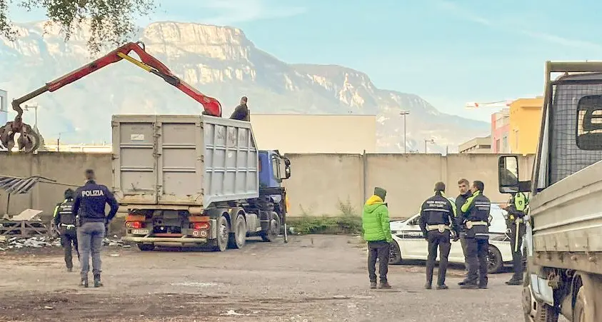 Bolzano, sgomberato un bivacco abusivo vicino alla Motorizzazione civile