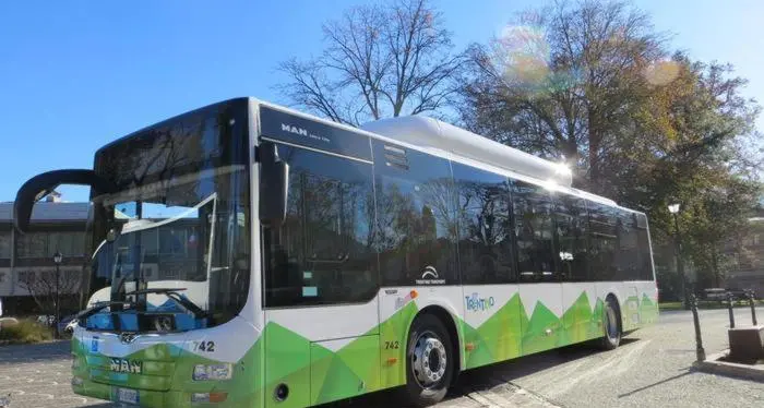 Passeggero senza mascherina prende a pugni il conducente dell’autobus