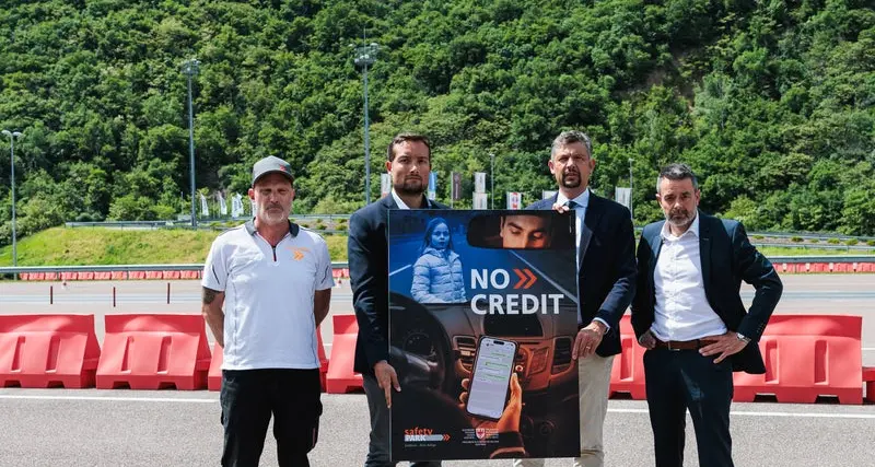 La distrazione all’origine di circa il 30% degli incidenti stradali in Alto Adige: torna “No Credit”