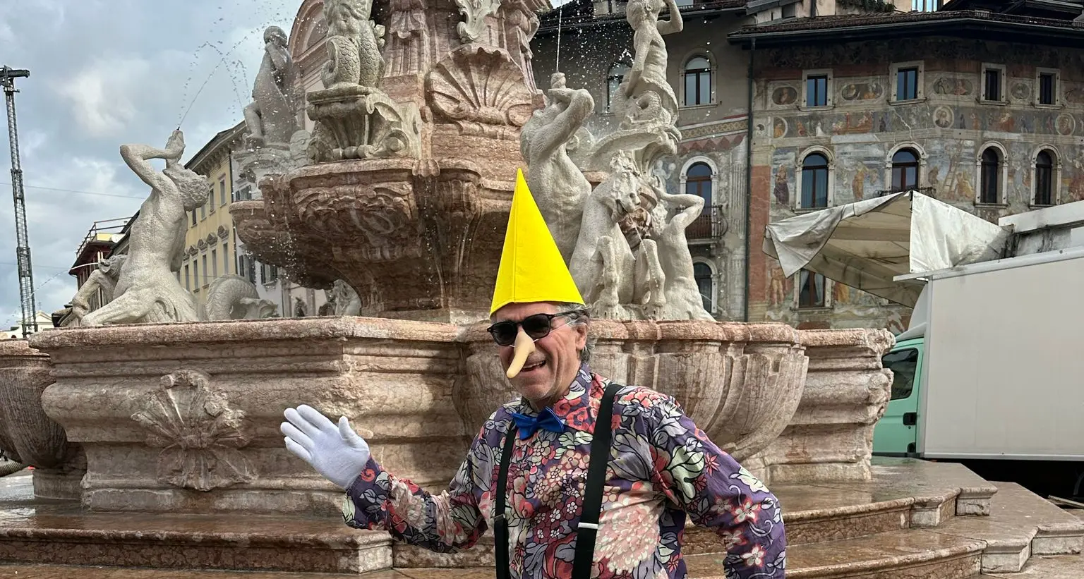 Blitz animalista in Piazza Dante: a Fugatti il «premio ‘Pinocchio dell’anno»
