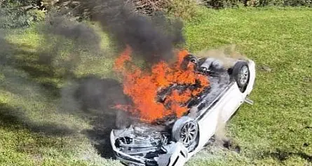Funes, esce di strada e l’auto prende fuoco: ferito un giovane