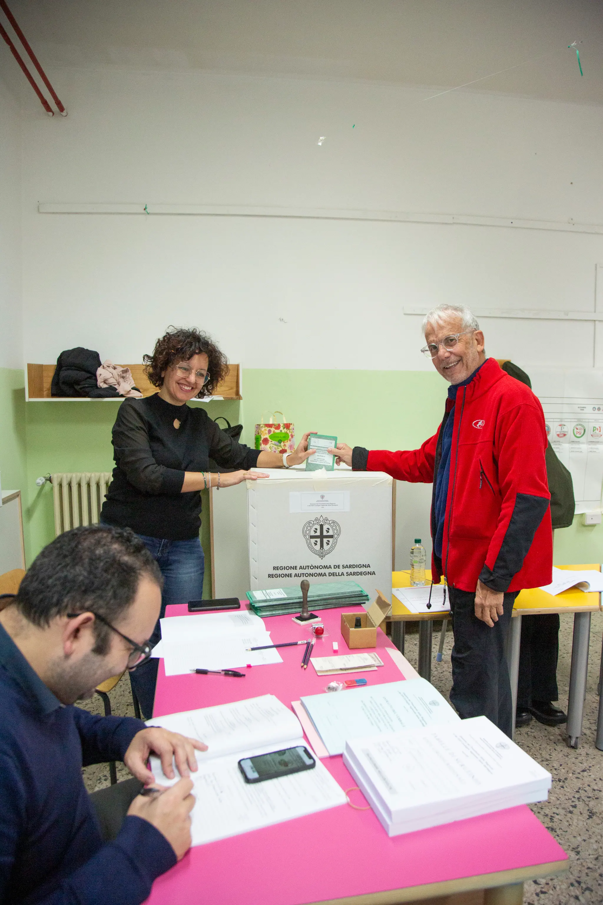 Sardegna: 66% seggi, Todde al 45,5% sorpassa Truzzu al 45,1%