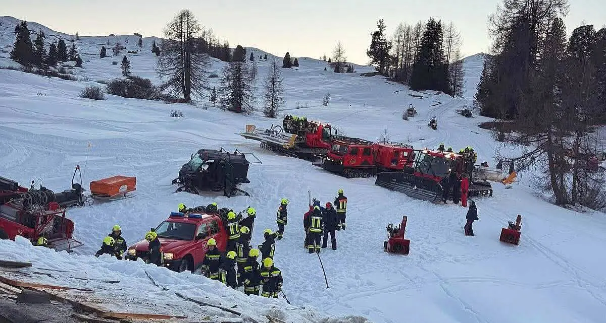 San Cassiano, rogo a Pralongià, vigili del fuoco raggiungono la baita fuori strada