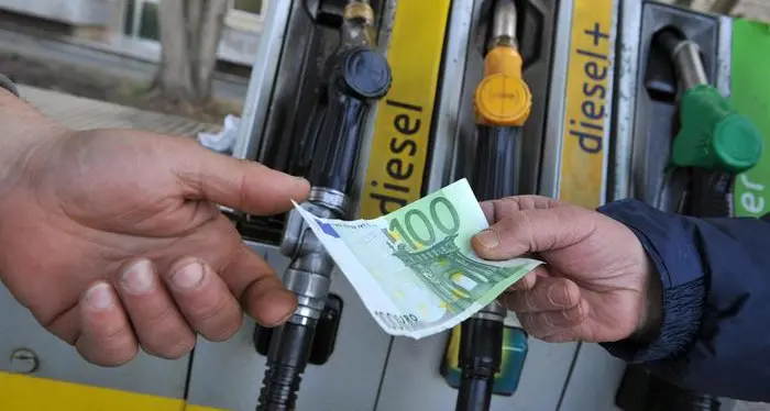 Caro carburante, Kompatscher: «attendiamo Roma per valutare misure locali»