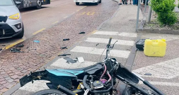 Scontro frontale con un’auto: motociclista portato in ospedale in elicottero