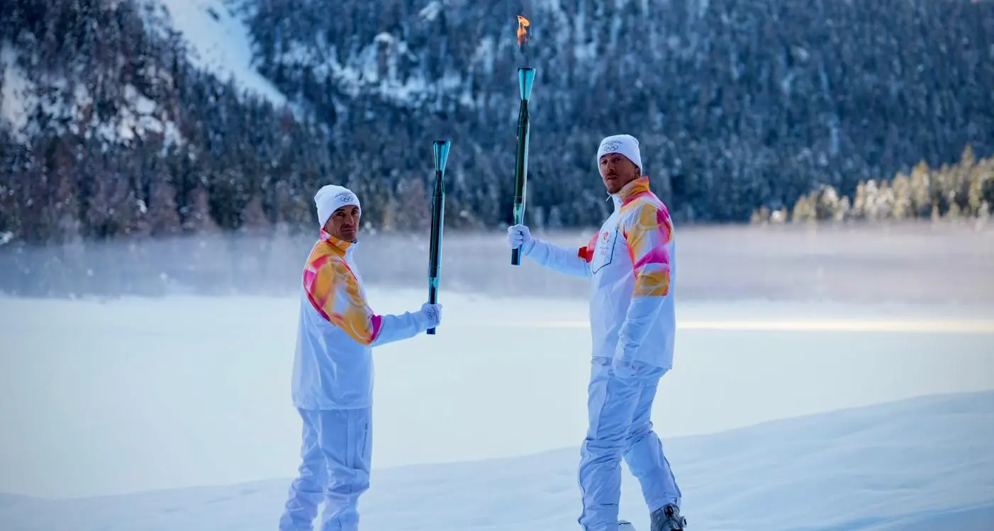 Milano Cortina 2026, la Fiamma sul lago di Tovel con due tedofori delle Truppe Alpine