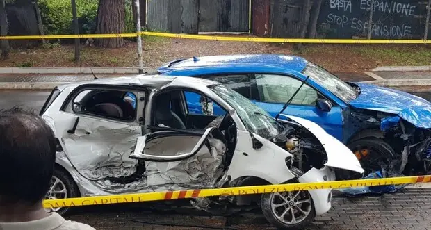 Col suv contro una smart per una sfida web: muore bimbo di 5 anni