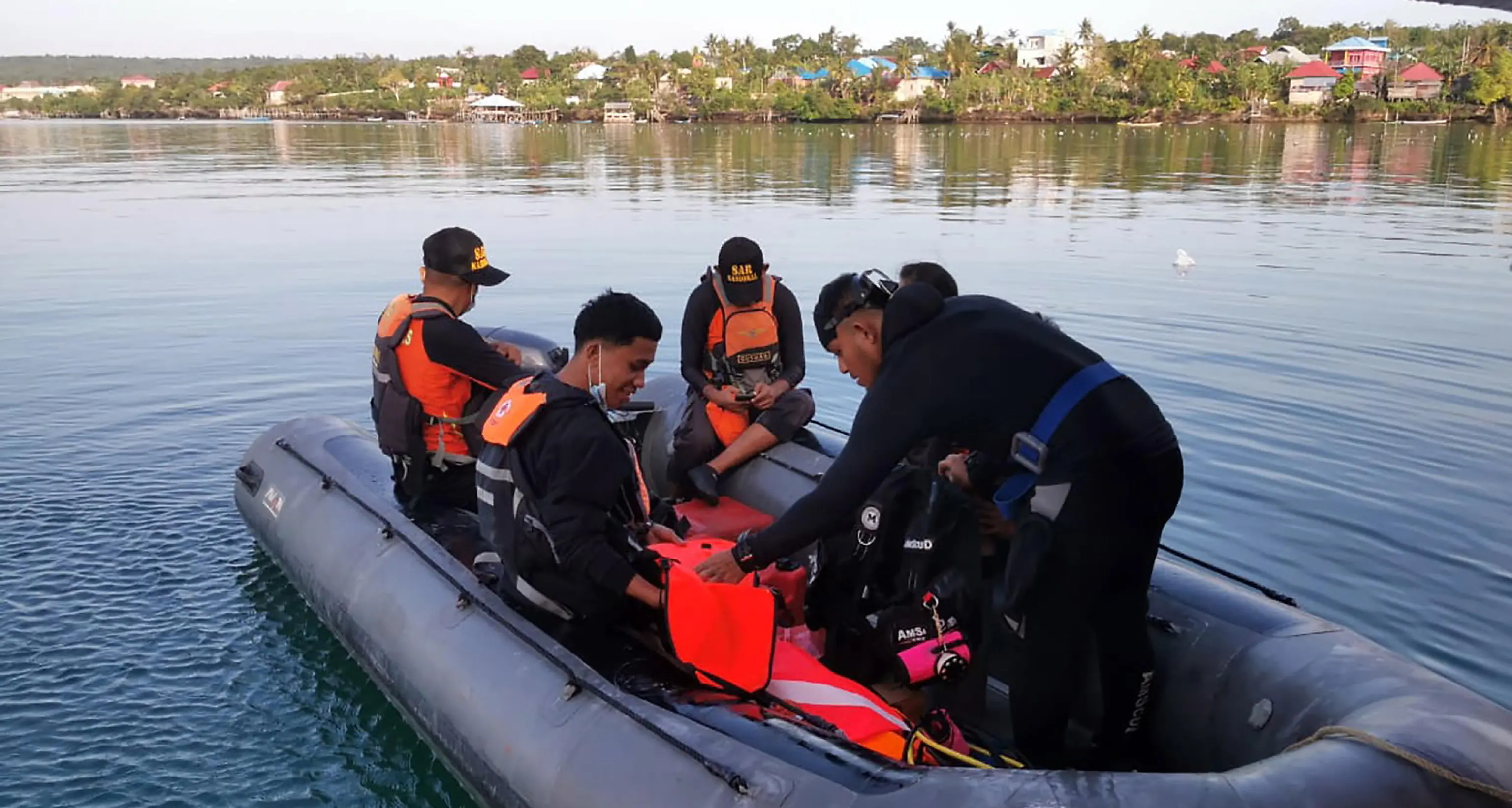Indonesia: affonda un traghetto, 15 morti e 19 dispersi
