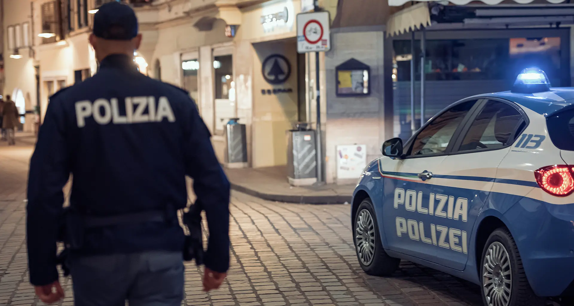 Violenta lite domestica: picchia la compagna, aggredisce i poliziotti e tenta di sottrarre loro l'arma