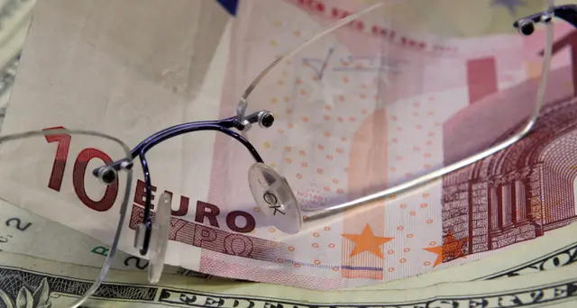 Cambi: euro ancora sotto la parità con il dollaro