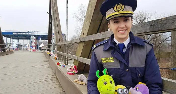 Un ponte di peluche per accogliere i bimbi in fuga dalla guerra