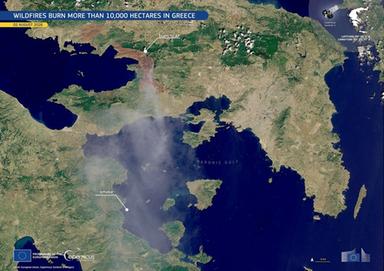 Incendi in Grecia, i satelliti mostrano una colonna di fumo di 70 km