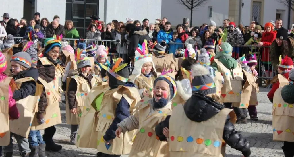 Brunico, Carnevale senza spray: multe a chi usa le bombolette