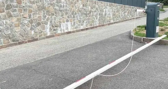 Laives, raid vandalico a Pineta: divelta la sbarra nella notte