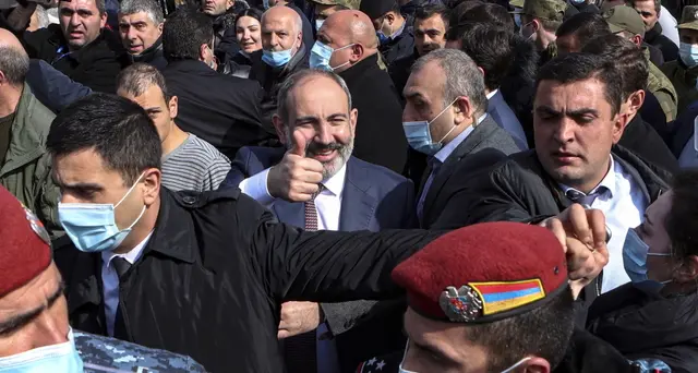 Armenia: in 20mila in piazza per Pashinyan, 10mila contro
