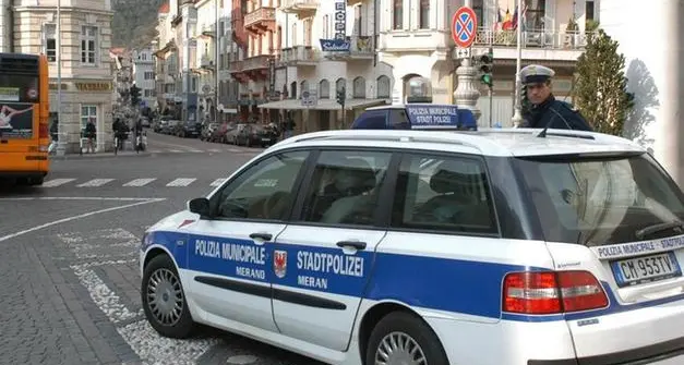 Merano, salta posto di blocco e fugge con il furgone: decurtati 69 punti dalla patente e multa di 1200 euro