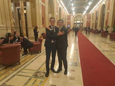 La foto-risposta di Magi e Fratoianni a Meloni, un abbraccio in Transatlantico