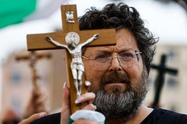 Usava i social dai domiciliari, Mario Adinolfi va in carcere