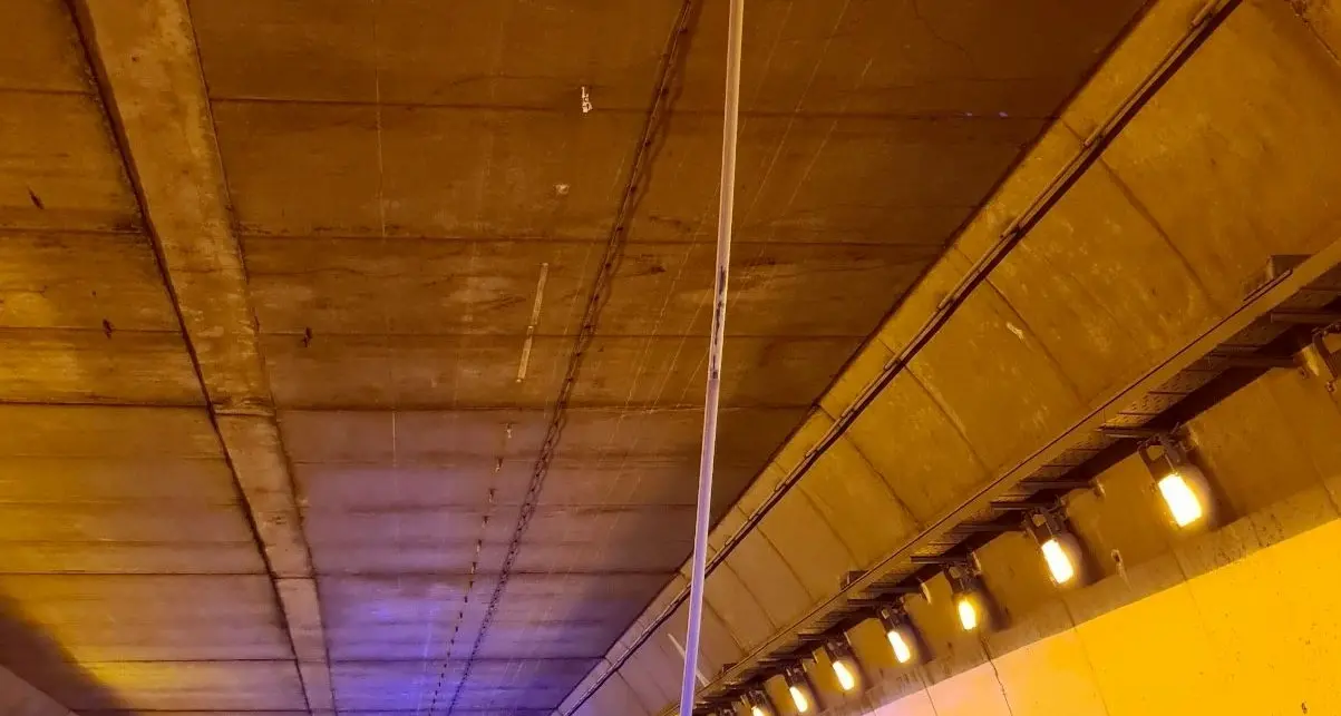 Cavo radio colpito da un Tir, danneggiati alcuni veicoli nella galleria Mebo a Bolzano