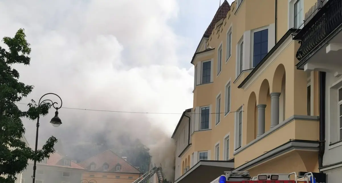 Rogo in centro a Bressanone, la Protezione civile invita a chiudere le finestre
