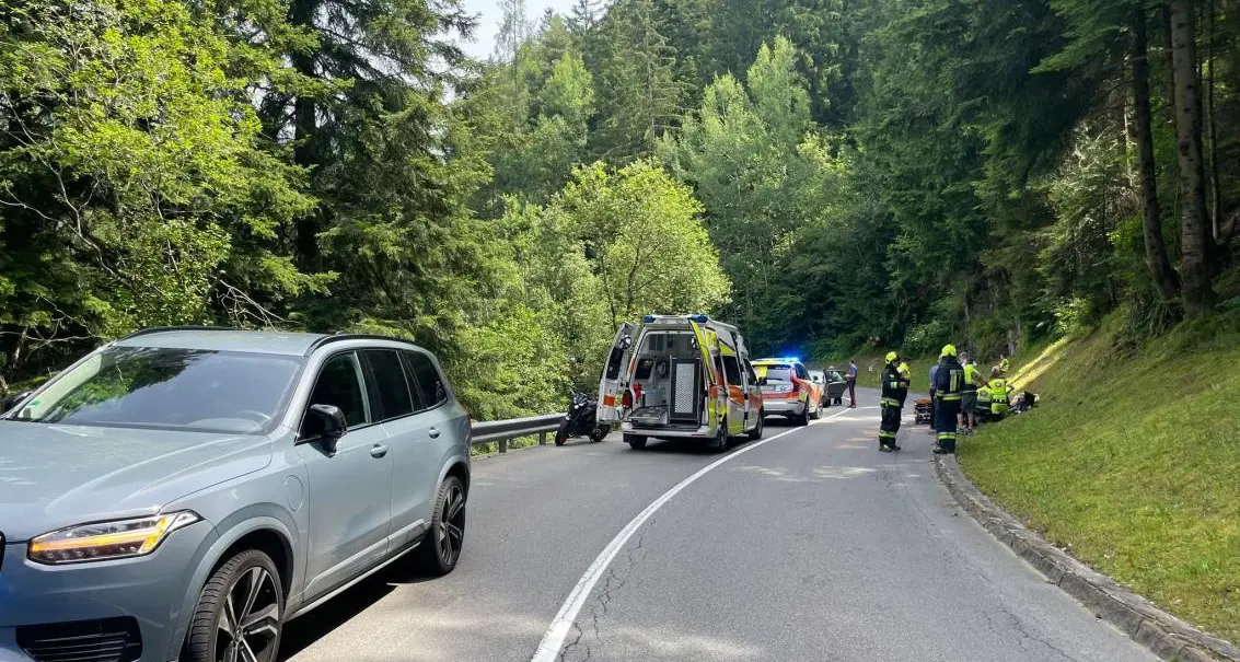 Luson, ennesimo incidente auto-moto: l’uomo in ospedale a Bressanone