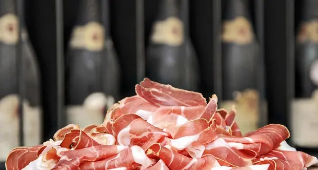 Speck e wurstel, sequestri anche in Alto Adige: irregolarità nelle etichette