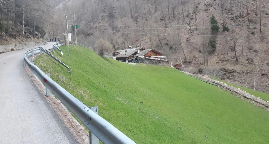 Massi cadono sulla strada per la val di Fosse