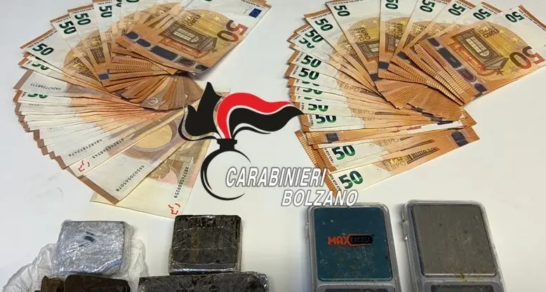 Minimarket della droga in casa: arrestato un 25 enne