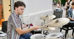 Mattia, batterista oltre la sordità «Seguo il ritmo»
