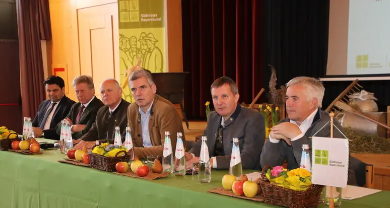 Gli agricoltori sudtirolesi: «I lupi sono un problema, lo status di protezione va abbassato»