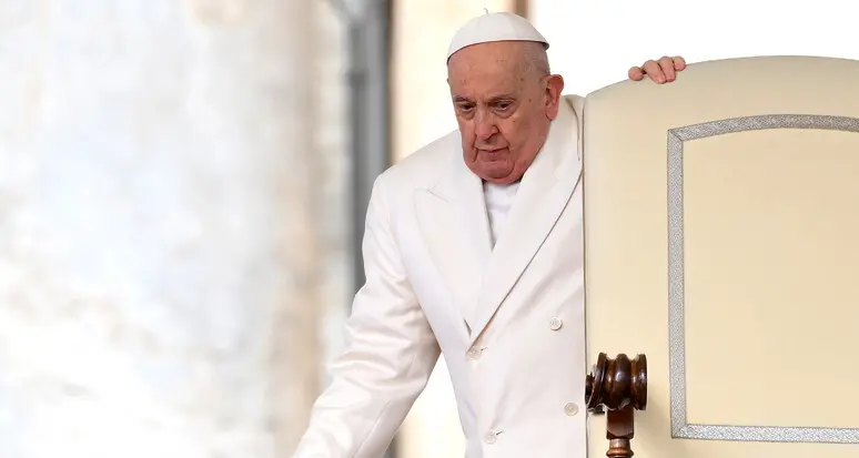Papa Francesco, lieve miglioramento: «Buona risposta alla terapia»