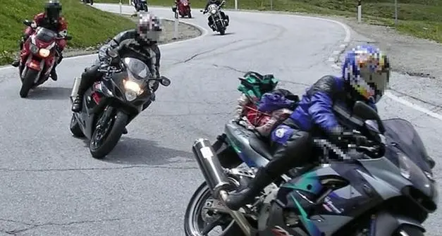 Motociclisti a tutto gas sui passi, 20 infrazioni nel weekend in Alto Adige