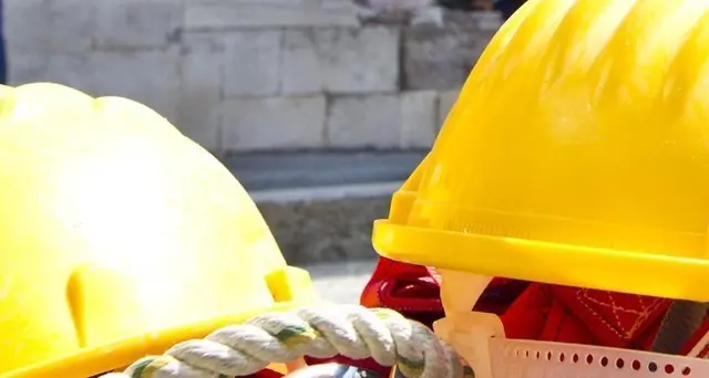 Incidenti lavoro: si ribalta con escavatore, muore operaio