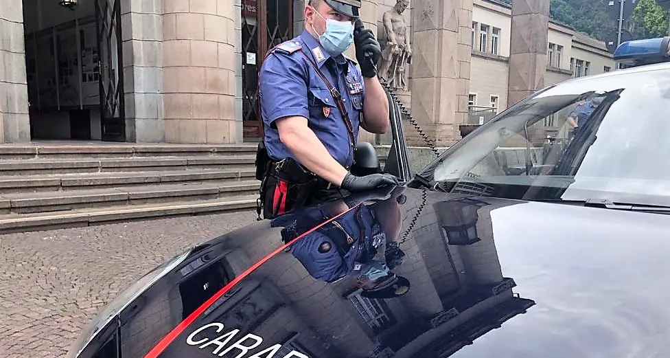 Bolzano, lancia cubetti di porfido contro i passanti: Daspo e denuncia per un 37enne