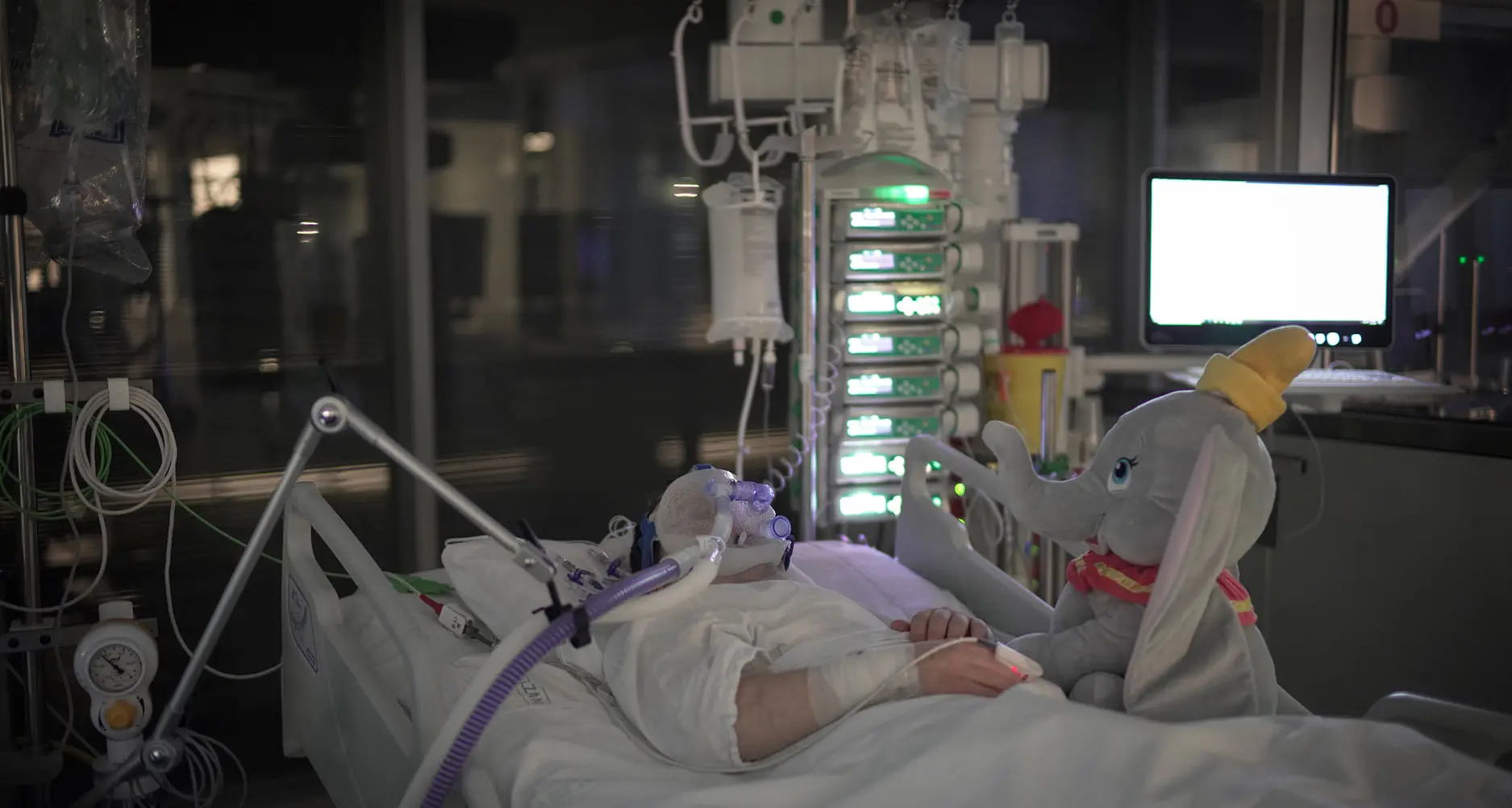 Terapia intensiva di Bolzano: i baci lanciati con la mano da un giovane paziente con sindrome di down